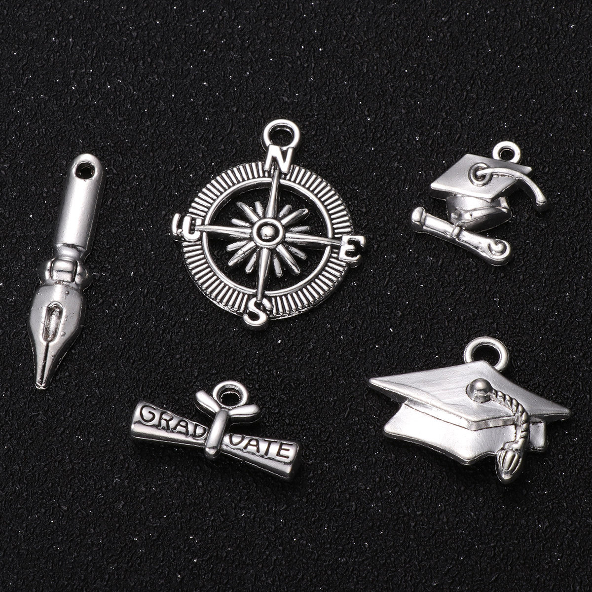 100 Pcs Graduation Shaped Pend - Jewelry Making Diploma recension och pris